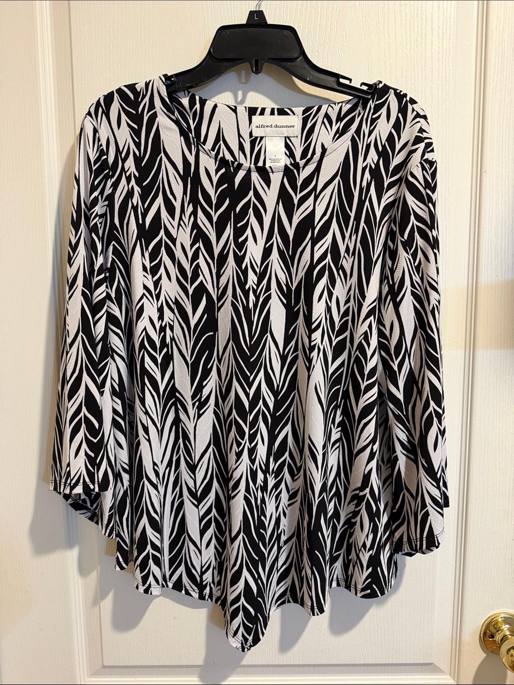 Alfred Dunner Black & White Leaf-Print Long Sleeve Top